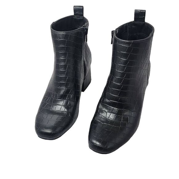 Time and Tru Shoes - WOMEN'S Time and Tru Black Snake Skin Size 6